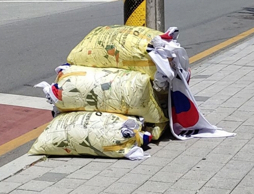 현충일에 쓰레기봉투에 무더기로 담겨 버려진 태극기. [서경덕 교수 SNS 캡처]